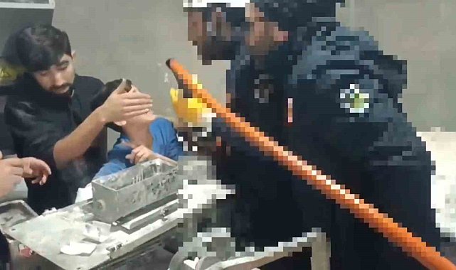 Kolu hamur makinesine sıkışan çocuğun imdadına itfaiye yetişti