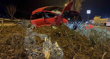 Kontrolden çıkan araç ağacın üzerine çıktı: 1 ağır yaralı