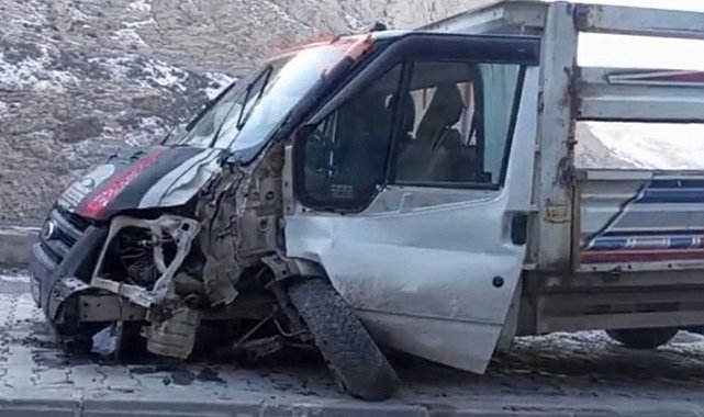 Kontrolden çıkan kamyonet direğe çarptı: 1 yaralı
