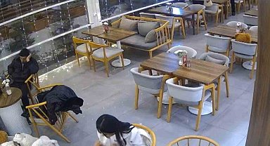 Kontrolden çıkan otomobil kafeteryaya girdi: Saniyelerle kurtuldular