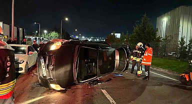 Kontrolden çıkan otomobil park halindeki araçlara çarpıp yan yattı