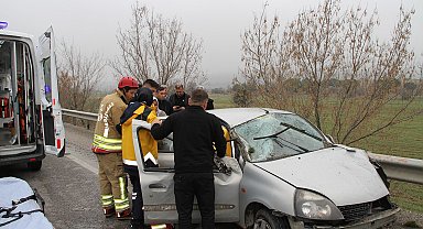 Kontrolden çıkan otomobil refüje ve bariyerlere çarptı: 1 ölü, 1 yaralı