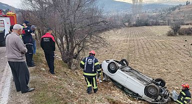 Kontrolden çıkan otomobil tarlaya uçtu: 2 yaralı