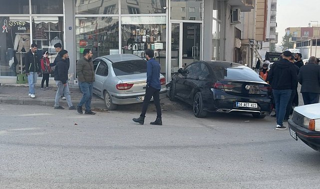 Kontrolden çıkan otomobiller işyeri girişine çarparak durabildi