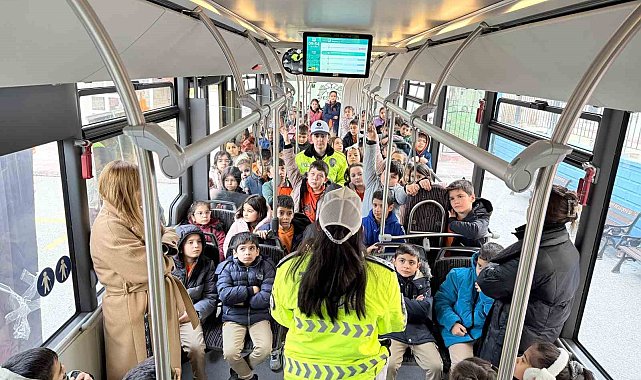 Konya Büyükşehir'in nezaket otobüsü öğrencilere trafik kültürünü aşılıyor