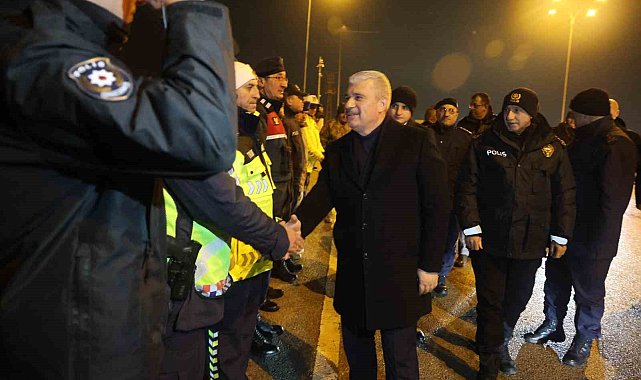 Konya protokolü, sürücülerin ve polislerin yeni yılını kutladı