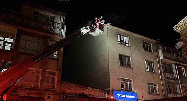 Konya'da 3 katlı binanın çatısında yangın paniği