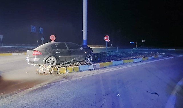 Konya'da otomobil refüje çıktı: 3 yaralı