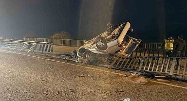 Köprü demirlerine çarpan araç hurdaya döndü: 1 ölü, 3 yaralı