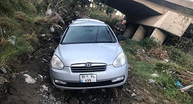 Köprüden uçan otomobilin sürücüsü yaralandı