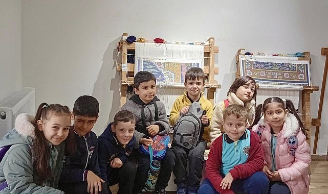 Körfez'de ilkokul öğrencileri Hereke halısının yapım aşamalarını inceledi
