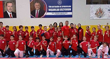 Körfez'in genç ve minik karatecileri 23 madalya aldı