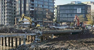 Korozyona uğrayan köprü yıkılıyor