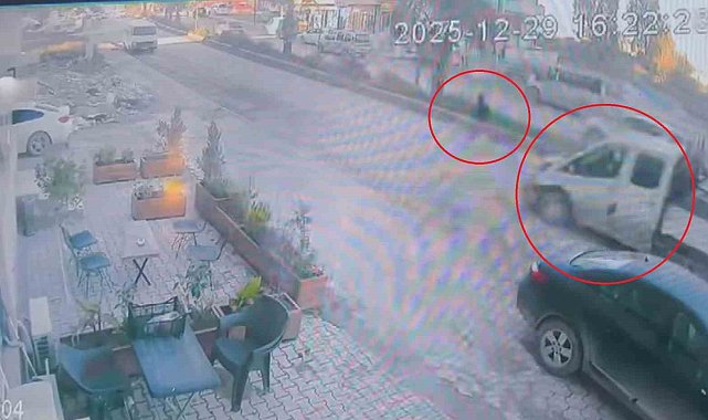 Koşarak karşıya geçen çocuk saniyelerle ölümden döndü