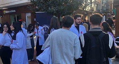 KTÜ Tıp öğrencileri AIDS'e karşı farkındalık için sahada