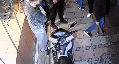 Kuaför dükkanına baltalı saldırı kamerada