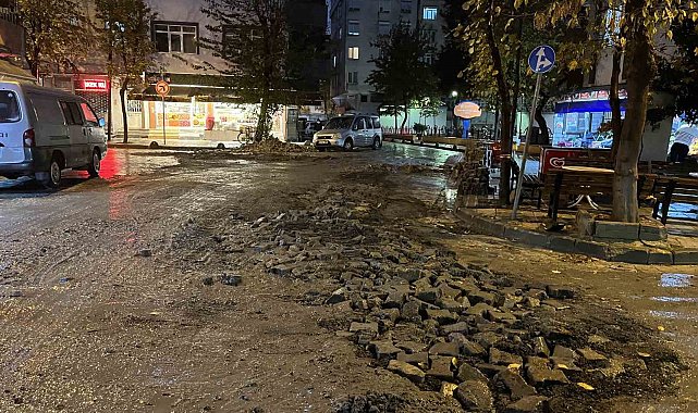 Küçükçekmece'de yağmur sonrası çöken yolda, araçlar çukura düştü