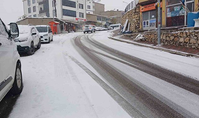 Kulp'ta gizli buzlanma sürücülere zor anlar yaşattı