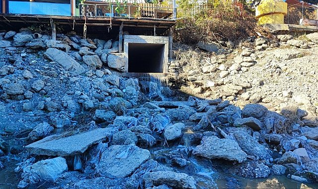 Kuraklık nedeniyle Seyhan Nehri'ne su verilmeyince atık su gerçeği ortaya çıktı