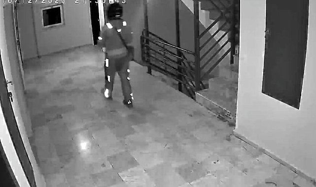 Kurye sipariş getirdiği binaya tuvaletini yaptı
