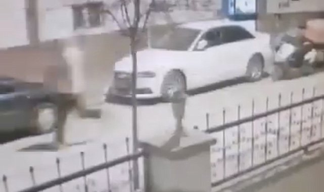 Kuryenin çantasındaki dürümü çalıp koşarak kaçtı