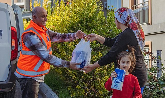 Kuşadası Belediyesi süt dağıtımına devam ediyor