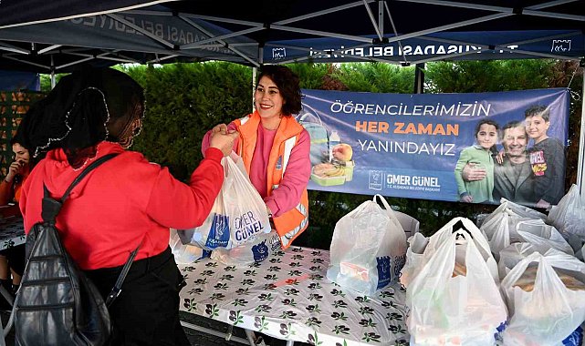 Kuşadası'nda beslenme çantalarını belediye dolduruyor