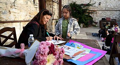 Kuşadası'nda çocuklara hem kitap hem hayvan sevgisi aşılandı