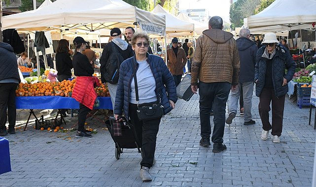Kuşadası'nda Yerel Üretici Sergisi'nın tezgahları kışa özgü sebze ve meyvelerle doldu