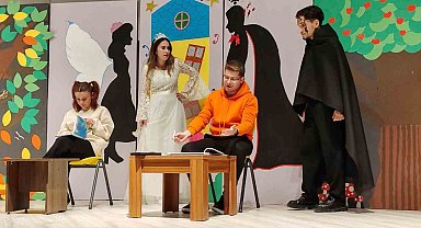 Kütahya'da 'Çekmez Köy' tiyatro oyunu minik öğrencilerle buluştu