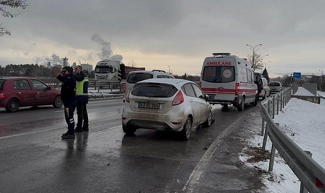Kütahya'da iki otomobil çarpıştı: 1 yaralı