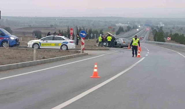 Kütahya'da otomobil ile traktör çarpıştı: 2 yaralı