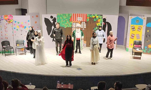 Kütahya'da "Bir Dürüstlük Hikâyesi" adlı çocuk tiyatrosu öğrencilerle buluştu