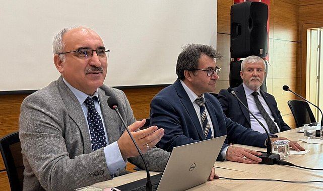 Kütahya'da "Papa'nın Türkiye Ziyareti ve Düşündürdükleri" konulu panel düzenlendi