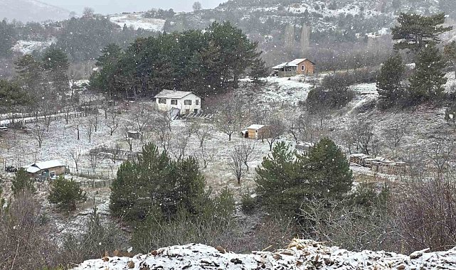 Kütahya'nın yüksek kesimleri mevsimin ilk karıyla beyaza büründü