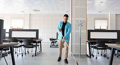 Kütüphanede memur, amfide tıp öğrencisi