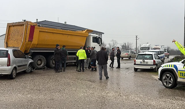 Kuzey Çevre Yolu'nda kamyon ile otomobil çarpıştı