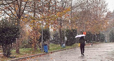 Lapa lapa yağdı, aniden bitti: Kampüste kar sadece 5 dakika sürdü