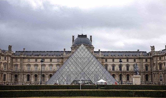 Louvre Müzesi'nde su sızıntısı: Yaklaşık 400 nadir kitap hasar gördü