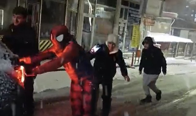 Mahsur kalan sürücüye örümcek adam desteği