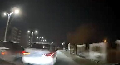 Makas atıp araca çarptı, bir şey olmamış gibi olay yerinden kaçtı