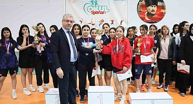 Malatya'da badminton ve futsal il şampiyonları kupalarını aldı
