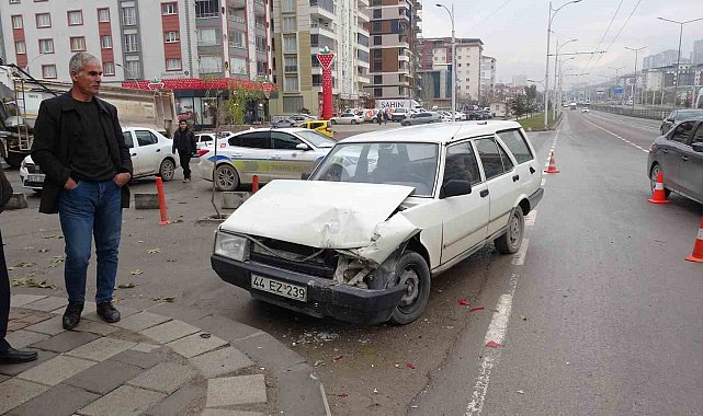 Malatya'da iki otomobil çarpıştı: 2 yaralı