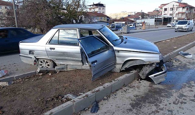 Malatya'da temizlik aracı ile çarpışan araç refüje çıktı