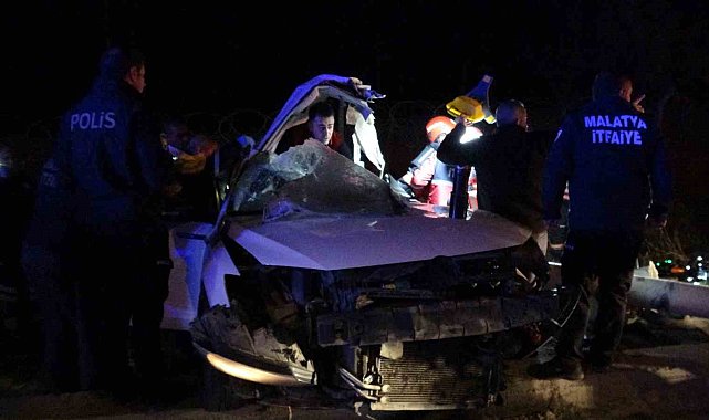 Malatya'da trambüs direğine çarpan araç kağıt gibi dağıldı: 1'i ağır 2 yaralı