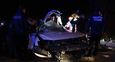 Malatya'da trambüs direğine çarpan araç kağıt gibi dağıldı: 1'i ağır 2 yaralı