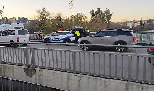 Manavgat Köprüsü'nde devrilerek otomobile çarpan motosikletli yaralandı