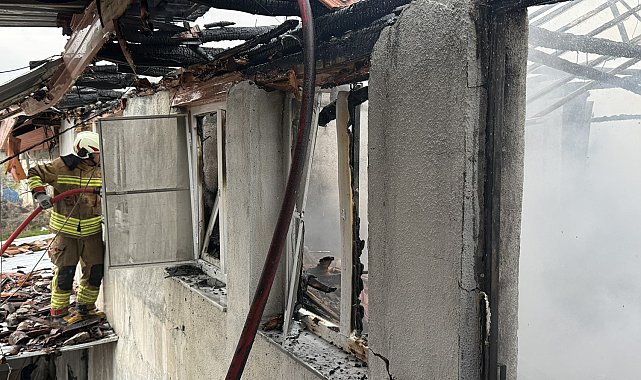 Manisa'da çıkan yangında 1 ev kullanılamaz hale geldi