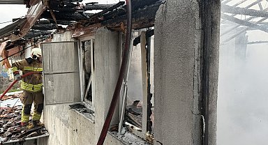 Manisa'da çıkan yangında 1 ev kullanılamaz hale geldi