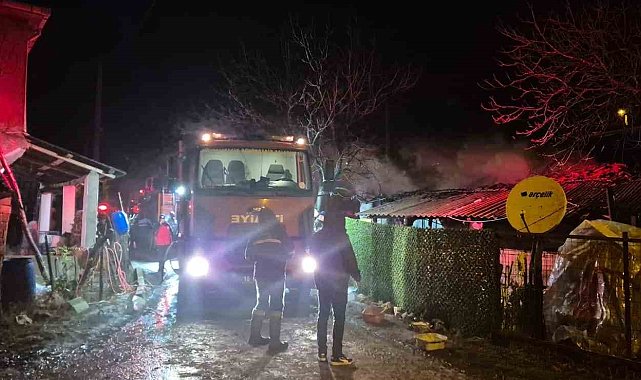 Manyas'ta tek katlı ev alevlere teslim oldu